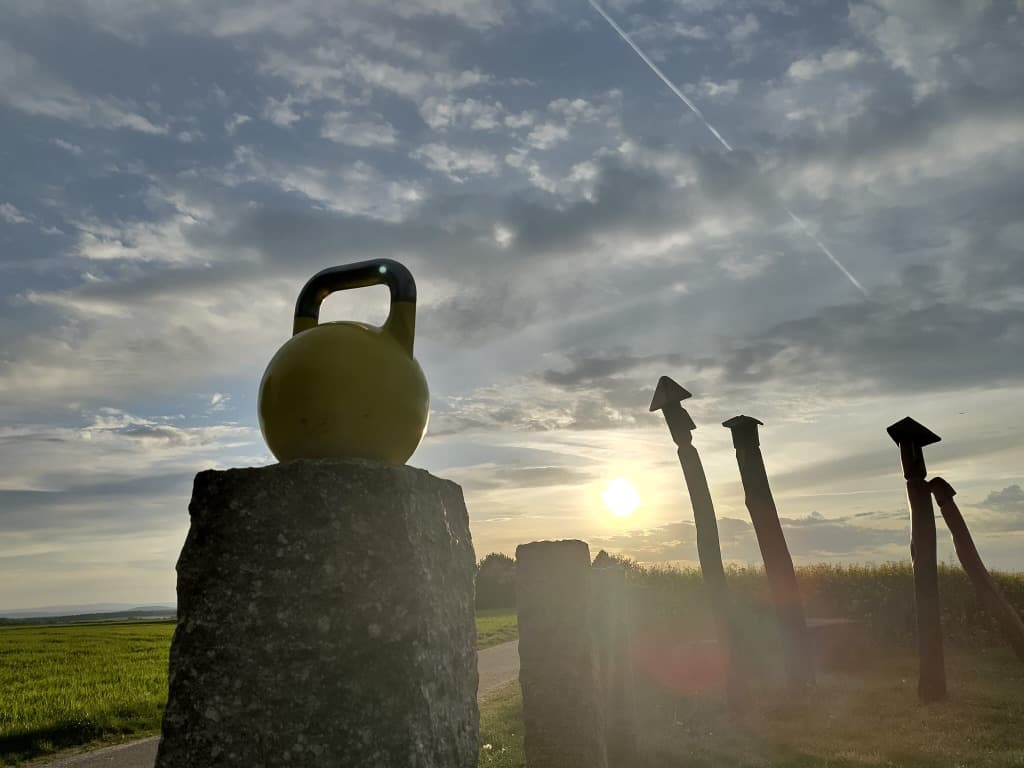 Kettlebell auf Stein bei Sonnenuntergang